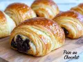 Un délicieux pain au chocolat, feuilleté et doré, avec une garniture au chocolat fondant. Parfait pour le petit-déjeuner.