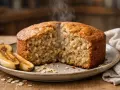 Gâteau moelleux à la banane et flocons d'avoine, encore chaud. Une délicieuse recette pour le petit-déjeuner ou le goûter.
