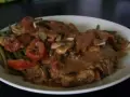 Un savoureux sauté de veau tomates champignons, servi avec des haricots verts. Un plat réconfortant et plein de saveurs.