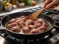 Gésiers de poulet enrobés de lard, poêlés dans une cocotte en fonte. Une délicieuse recette pour un plat savoureux.