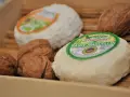 Fromages Saint-Marcellin et noix, parfaits pour une recette avec purée.