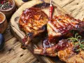Côtes de porc grillées, nappées d'une sauce barbecue savoureuse. Un délice pour les amateurs de marinade côte de porc.