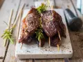 Brochettes de magret de canard marinées, garnies de romarin frais et saupoudrées de gros sel. Un délice à partager.