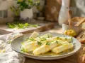 Poireaux vinaigrette, tendres et savoureux, arrosés d'une sauce dorée et parsemés de persil frais. Un délice simple et élégant.