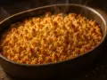 Un plat de pâte crumble salé au parmesan, doré et fumant, prêt à être dégusté. Une recette simple et savoureuse.