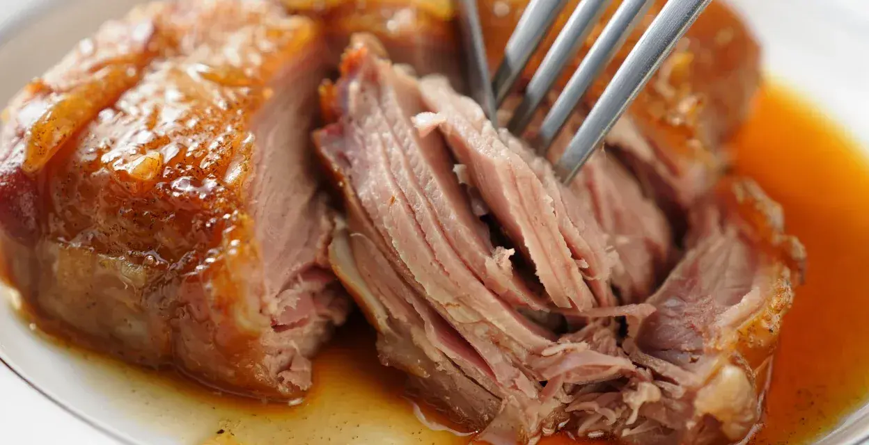 Une rouelle de porc fondante, la viande se détache facilement à la fourchette, baignant dans une sauce dorée. Parfait pour une recette rouelle de porc fondante.