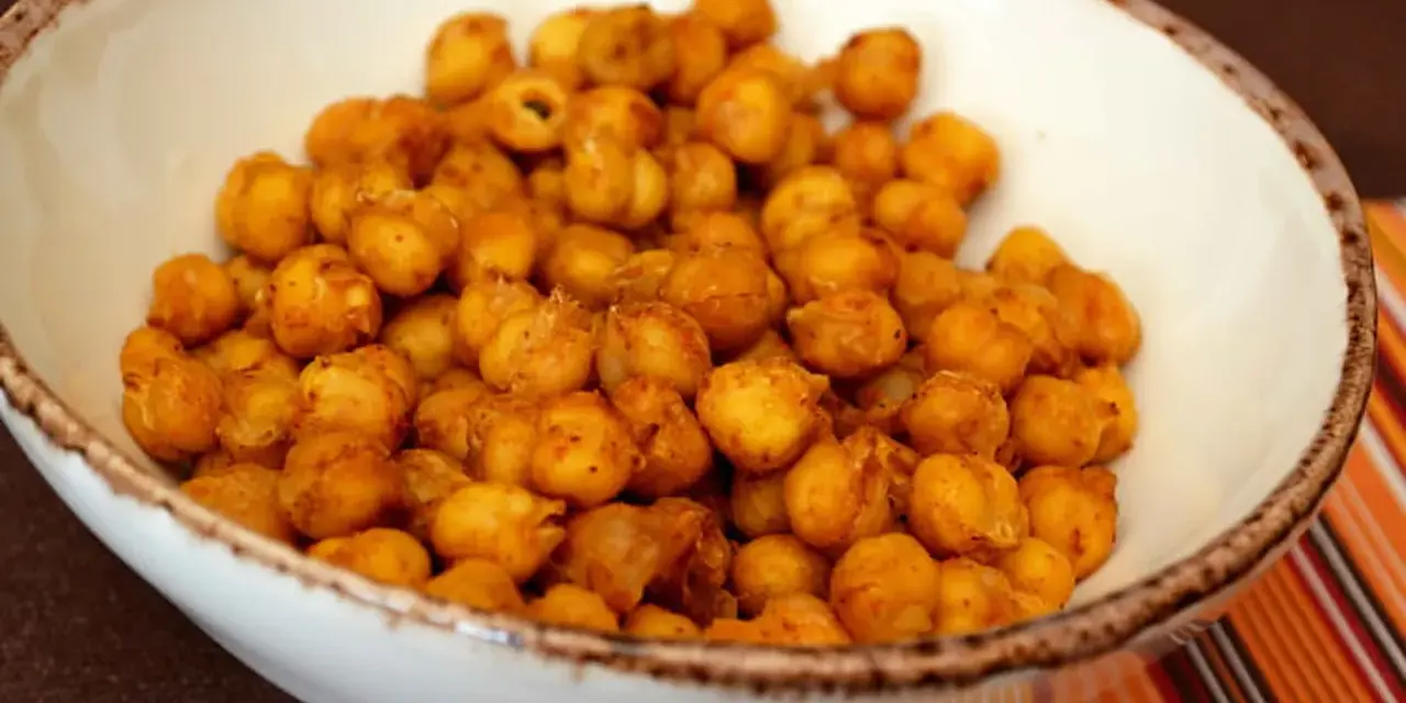 Un bol rempli de pois chiche grillé, croustillants et épicés, prêts à être dégustés.