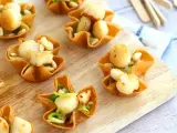 Bouchées à la reine aux Saint-Jacques, garnies d'une béchamel crémeuse et de pignons. Un délice croustillant.