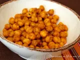 Un bol rempli de pois chiche grillé, croustillants et épicés, prêts à être dégustés.