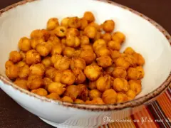 Un bol rempli de pois chiche grillé, croustillants et épicés, prêts à être dégustés.