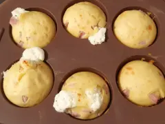 Six egg muffins with ham and cheese, fresh from the oven. A perfect recipe for egg muffins!