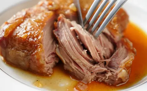 Une rouelle de porc fondante, la viande se détache facilement à la fourchette, baignant dans une sauce dorée. Parfait pour une recette rouelle de porc fondante.