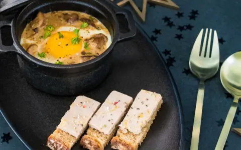 Œuf cocotte aux champignons et foie gras, servi avec des toasts. Un délice pour une recette de fête.