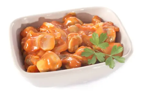 Champignons à la grecque, tendres et savoureux, baignant dans une sauce tomate onctueuse, garnie d'une touche de persil frais.