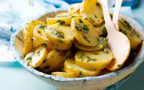 Salade de pommes de terre aux herbes fraîches, nappée d'une vinaigrette savoureuse. Un délice pour accompagner vos repas.