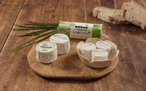 Fromages de chèvre bio : un crottin et une bûche. La "pression" c'est quoi ? C'est l'engagement pour une bio exigeante.