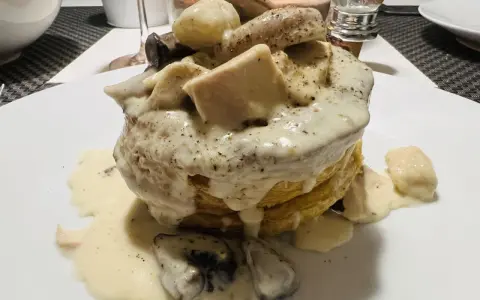 Une bouchée à la reine rapide, garnie de poulet, champignons et d'une sauce crémeuse, servie sur une pâte feuilletée dorée.