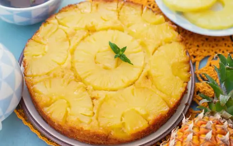 Gâteau renversé aux ananas, garni de menthe fraîche. Une délicieuse recette de gâteau ananas, parfaite pour le dessert.