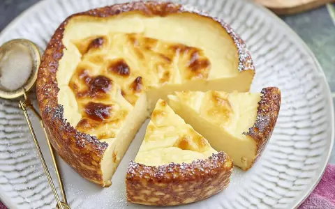Un délicieux flan sans pâte, préparé avec une recette facile à la farine. Sa texture crémeuse et sa croûte dorée invitent à la dégustation.