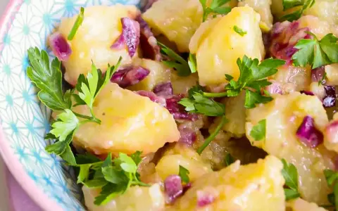 Salade de pommes de terre crémeuse avec oignons rouges et persil frais, un assaisonnement salade de pommes de terre parfait.