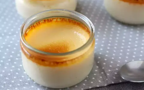 Trois pots de crème aux œufs caramel, avec une surface dorée et caramélisée. Un délice à déguster.