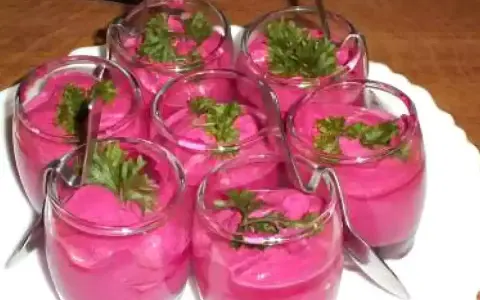 Six verrines de mousse de betterave, garnies de persil frais, prêtes à être dégustées.