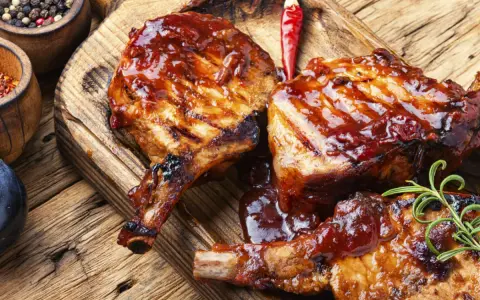 Côtes de porc grillées, nappées d'une sauce barbecue savoureuse. Un délice pour les amateurs de marinade côte de porc.