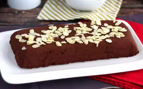 Une délicieuse marquise au chocolat, parsemée d'amandes effilées, attend d'être dégustée.