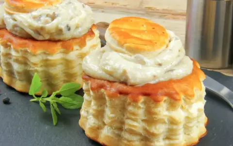 Deux bouchées à la reine garnies d'une sauce crémeuse aux champignons. La différence vol au vent et bouchée à la reine est subtile, mais ces délices sont irrésistibles.