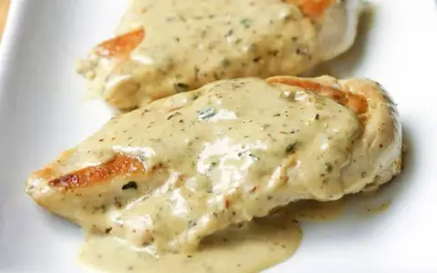 Deux morceaux de poulet tendres nappés d'une sauce crémeuse et savoureuse, parfaite comme sauce pour accompagner le poulet.