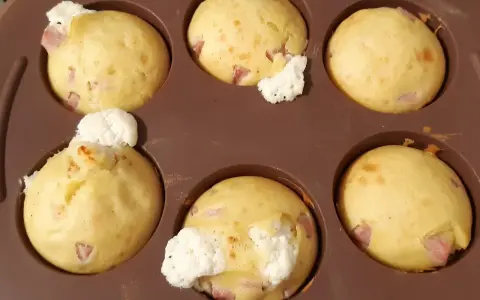 Six egg muffins with ham and cheese, fresh from the oven. A perfect recipe for egg muffins!