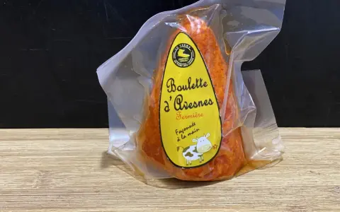 Boulette d'Avesnes fermière, emballée, prête à déguster. Son odeur promet une saveur authentique.