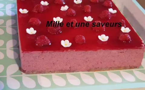 Un délicieux bavarois fruits rouges, orné de framboises fraîches et de petites fleurs blanches, promet une explosion de saveurs.