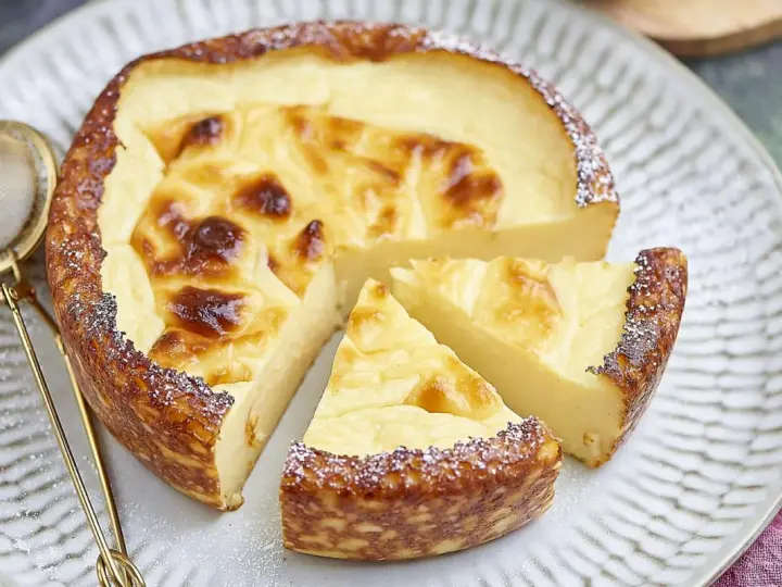 Un délicieux flan sans pâte, préparé avec une recette facile à la farine. Sa texture crémeuse et sa croûte dorée invitent à la dégustation.