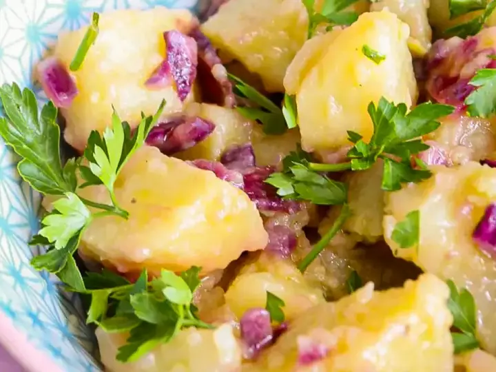 Salade de pommes de terre crémeuse avec oignons rouges et persil frais, un assaisonnement salade de pommes de terre parfait.
