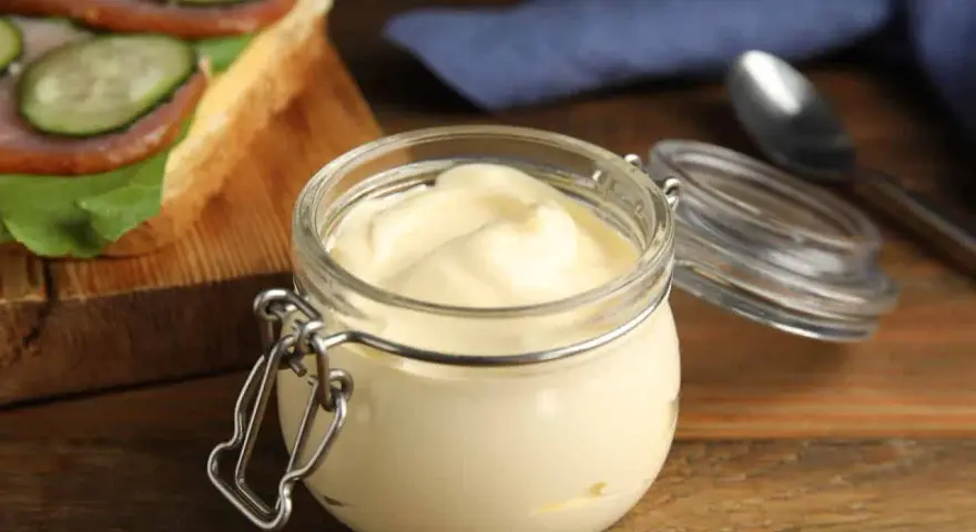Un pot de mayonnaise maison sans oeuf, crémeuse et onctueuse, prête à garnir un sandwich.