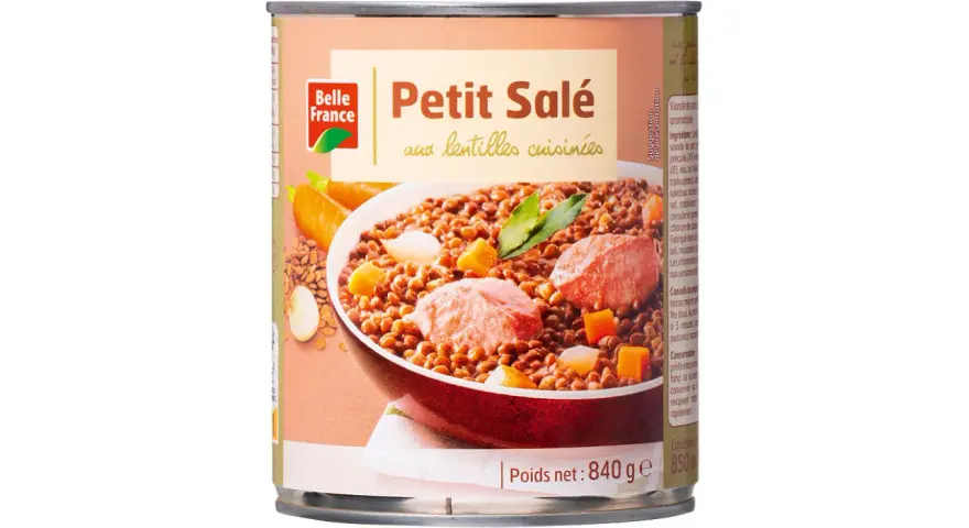 Boîte de petit salé aux lentilles cuisinées, avec des morceaux de viande, des carottes et des dés de légumes.