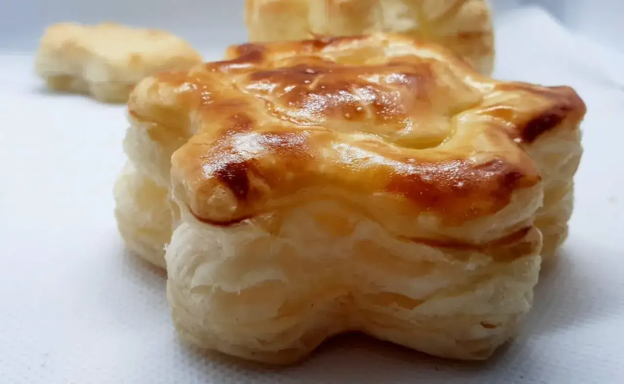 Une bouchée à la reine au veau, dorée et feuilletée, prête à être dégustée.