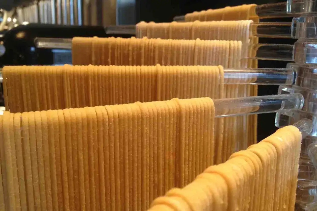Fils de pâtes fraîches, prêts à sécher. Une belle recette pâte maison en devenir.