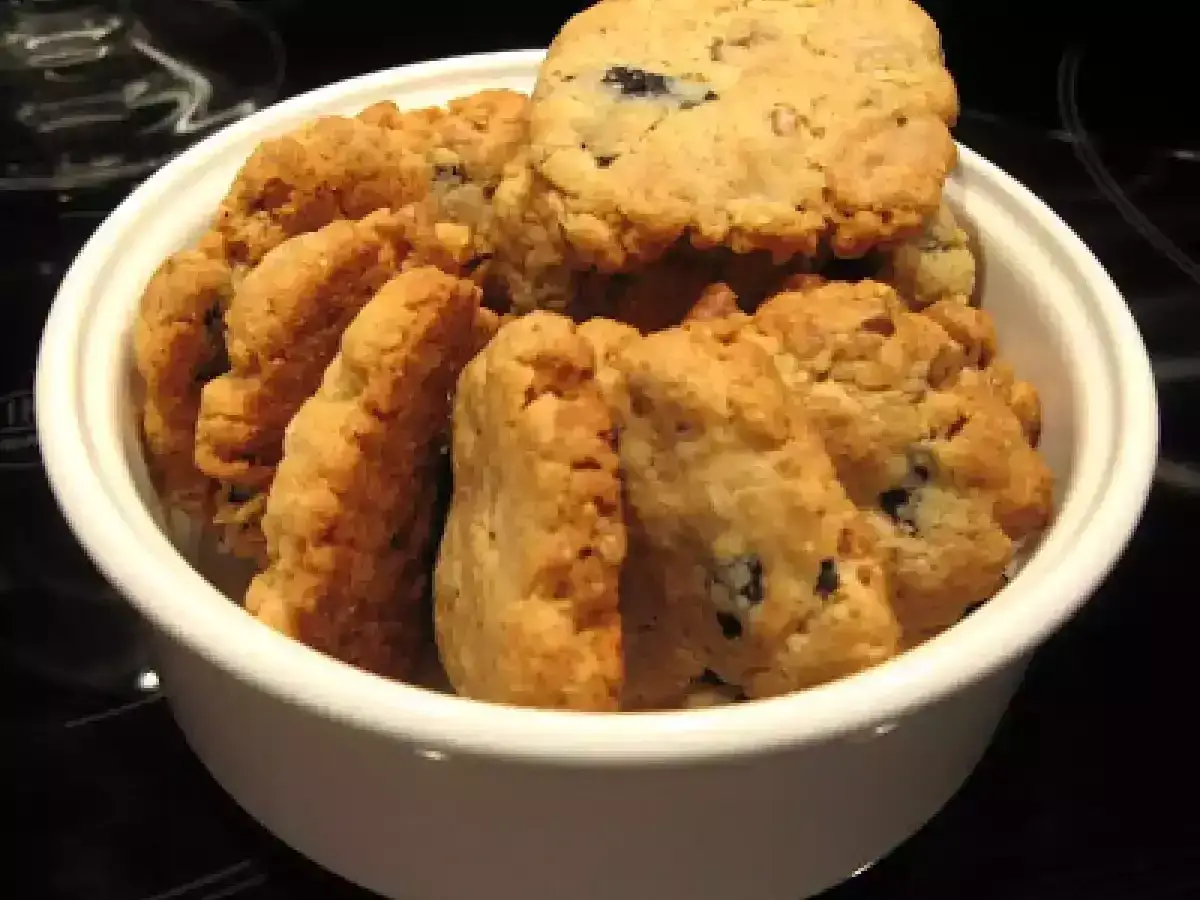 Un bol rempli de cookies salés originaux, dorés et croustillants, parsemés de morceaux bleus.