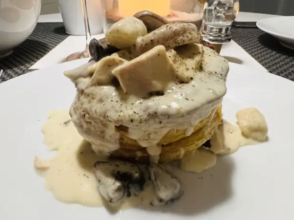 Une bouchée à la reine rapide, garnie de poulet, champignons et d'une sauce crémeuse, servie sur une pâte feuilletée dorée.