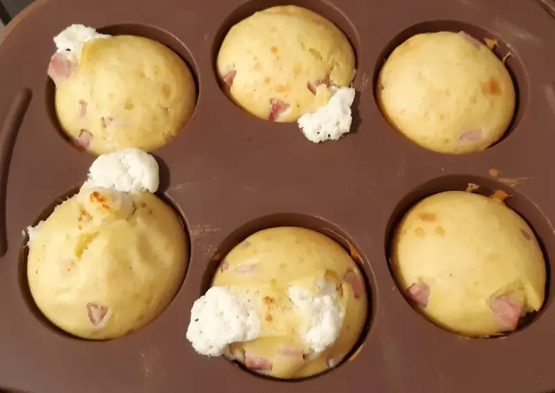 Six egg muffins with ham and cheese, fresh from the oven. A perfect recipe for egg muffins!